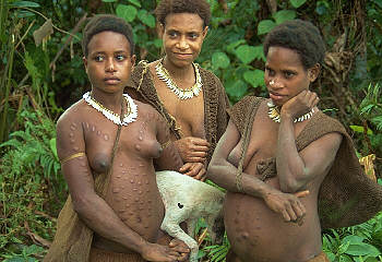 Groep jonge (gehuwde)  Korowai-vrouwen