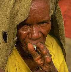 Dani woman with cutted fingers